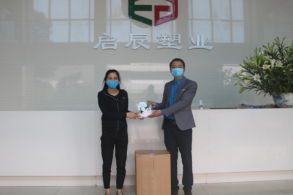 LĐLĐ huyện tặng 2000 khẩu trang vải kháng khuẩn miễn phí cho công nhân Công ty Khải Thừa