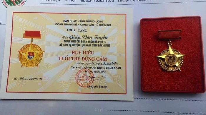 Trao huy hiệu “Tuổi trẻ dũng cảm” cho đại diện gia đình đoàn viên Giáp Văn Tuyền