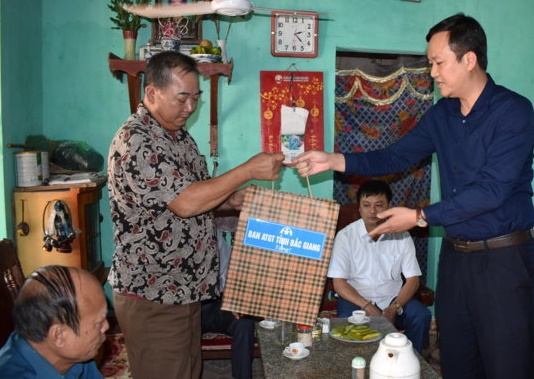 Lãnh đạo tỉnh, huyện thăm tặng quà nạn nhân tai nạn gia thông