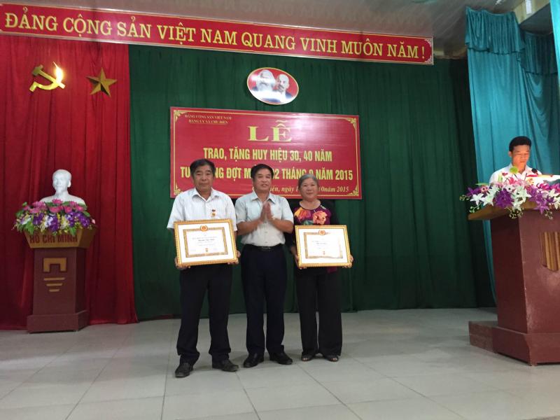Đảng bộ xã Chu Điện tổ chức trao tặng huy hiệu 30, 40 năm tuổi Đảng