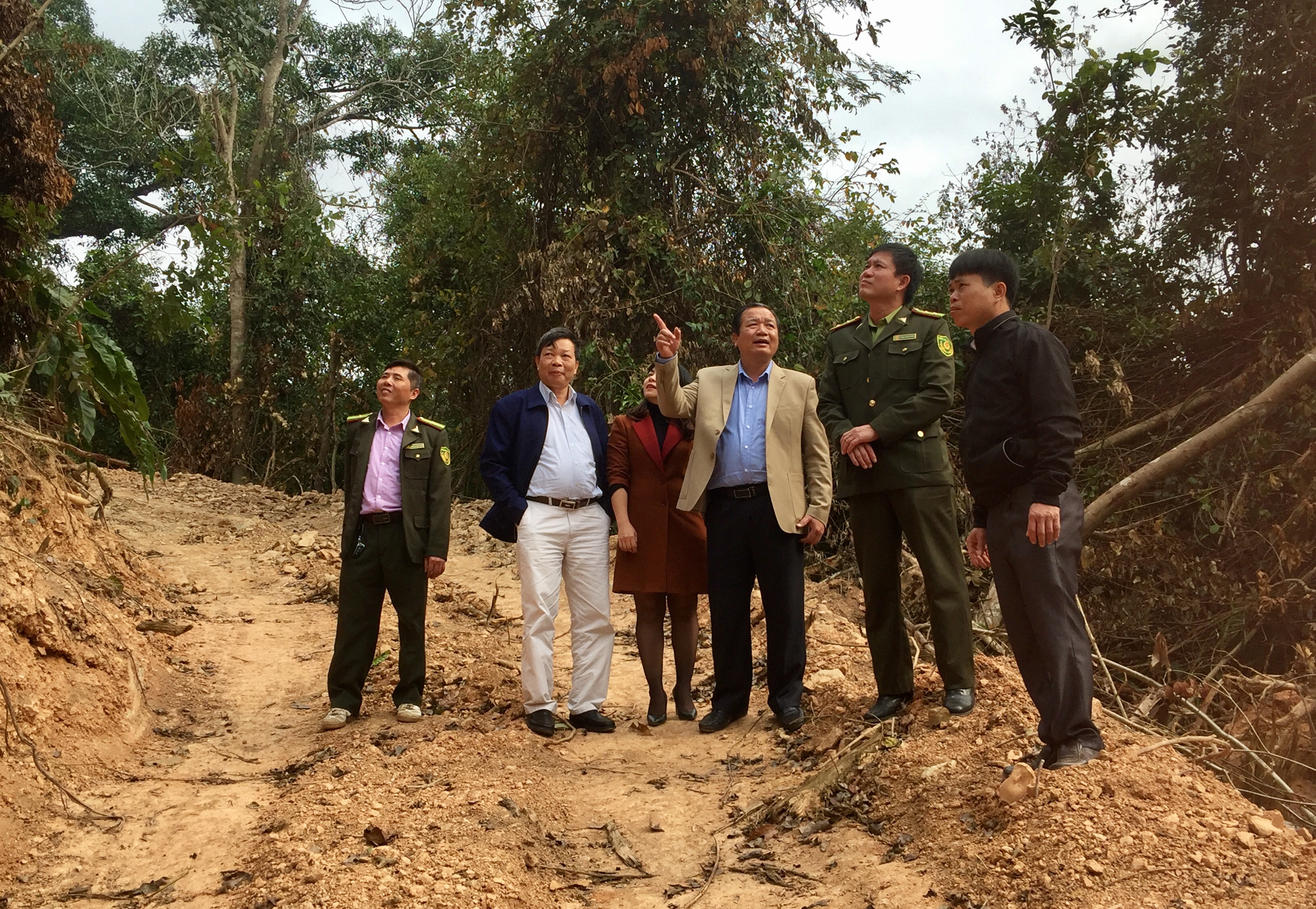 Phó Chủ tịch UBND huyện kiểm tra công tác bảo vệ rừng tự nhiên tại Kiên Lao