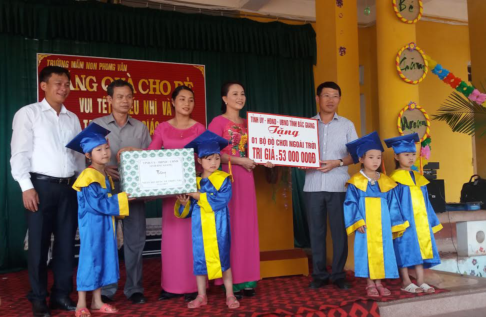 Đồng chí Lê Ánh Dương tặng quà trường Mầm non Phong Vân