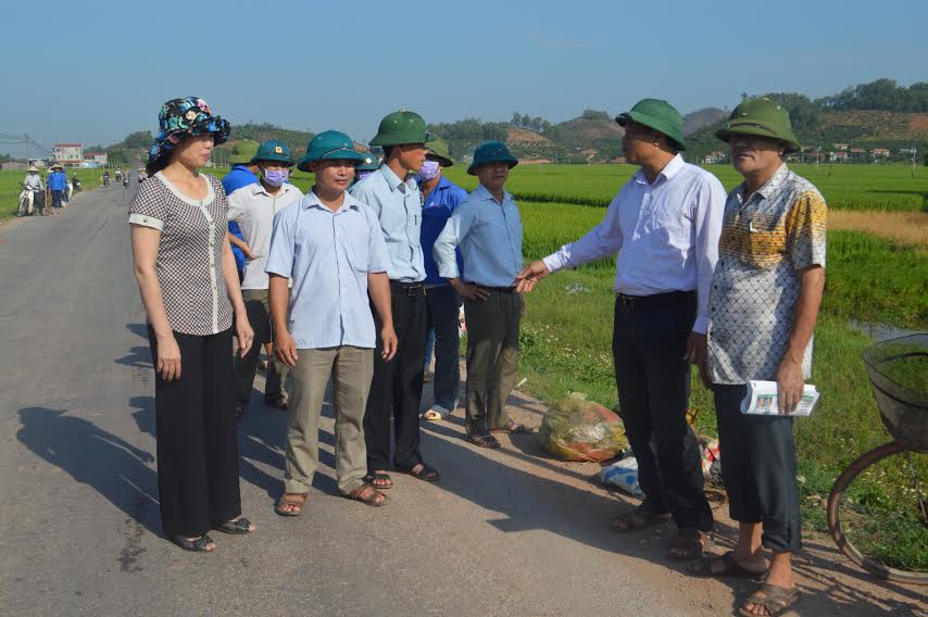 Đồng chí Cao Văn Hoàn, Phó Chủ tịch Thường trực UBND huyện kiểm tra thực hiện ra quân chiến dịch...