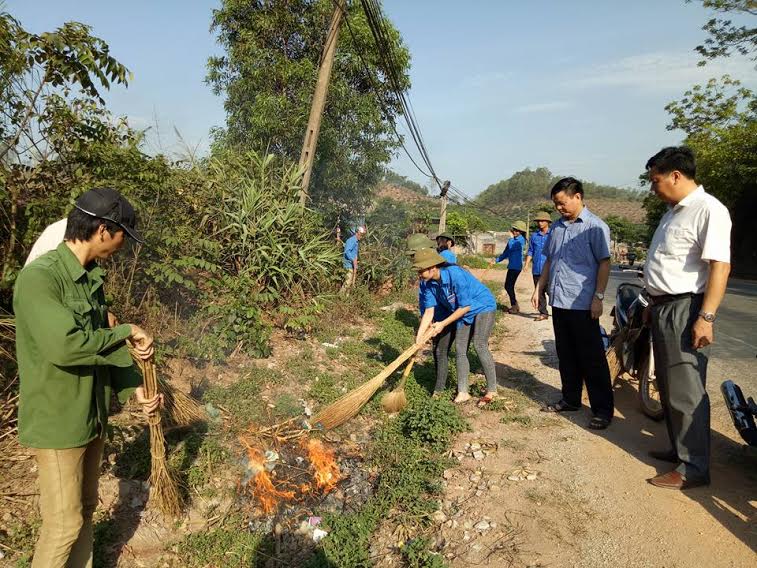 Đồng chí Phó Bí thư Thường trực Huyện ủy kiểm tra ngày ra quân môi trường tại 4 xã: Tân Hoa, Đồng...